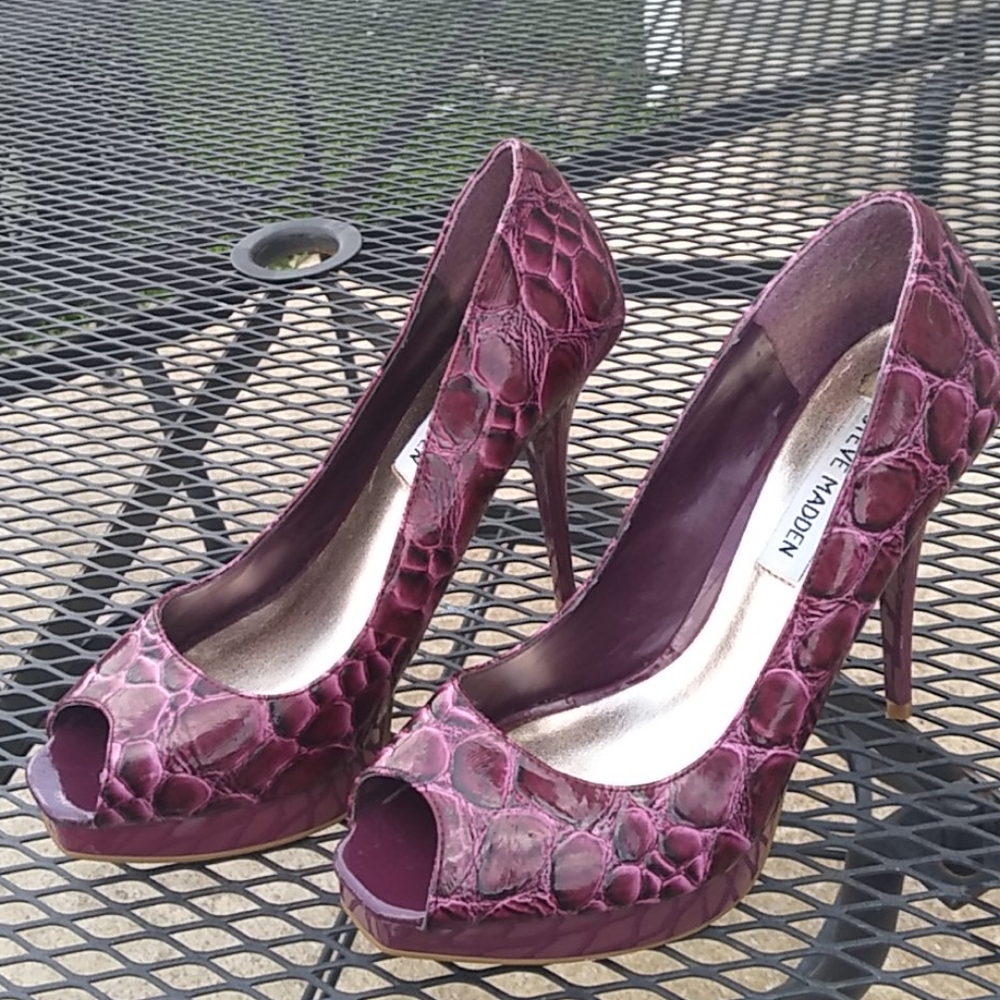 Steve Madden snake‎ skin purple stilleto size 6